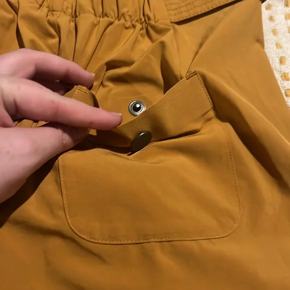 Athleta Tuscan Gold Belted Skyline Shorts - Size 2 - Picture 7 of 8